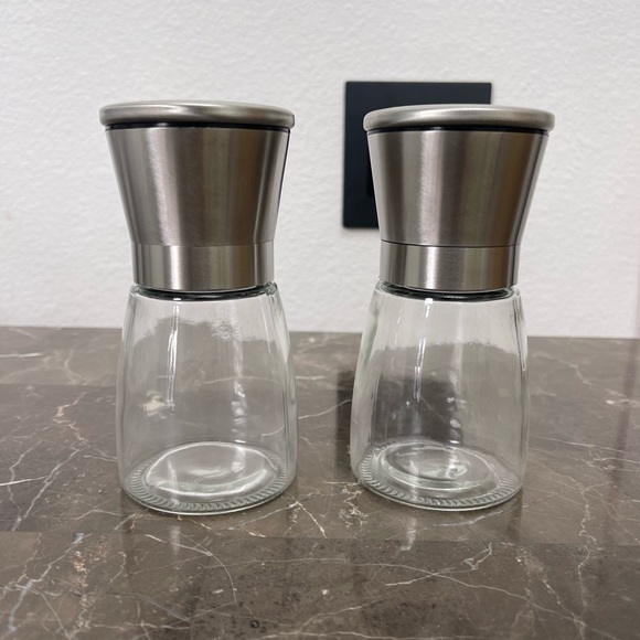 New! Unused! Adjustable Salt and Pepper Grinders, 5.5oz capacity, Set of 2, Shor - Picture 9 of 11